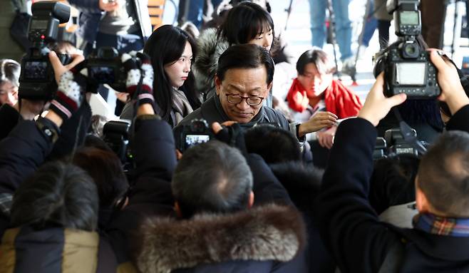 윤석열 대통령 측 변호인단 구성에 관여하는 석동현 변호사가 19일 서울 서초구 서울고등검찰청 앞에서 기자회견을 마친 뒤 이동하고 있다. /사진=뉴시스