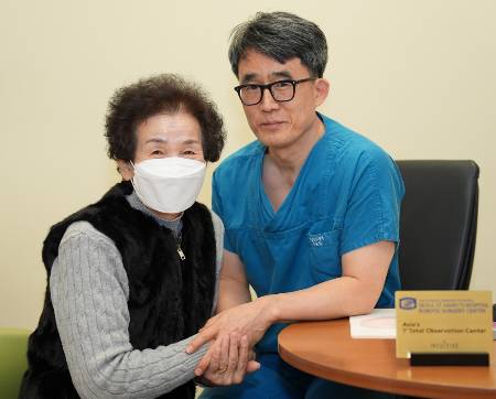 지난 20일 송교영 서울성모병원 외과 교수가 위암 완치 판정을 받은 환자와 연말을 맞아 진료실에서 기념식을 진행하며 함께 카메라 앞에 섰다. 그는 위암 완치 환자에게 보내는 감사글을 통해  "수술을 하고 검사를 하는 것은 의료진의 5%의 역할이지만 근본적으로 병을 이겨내는 것은 95% 환자의 노력"이라며 "잘 이겨내 주셔서 고맙다"고 응원했다./사진=서울성모병원