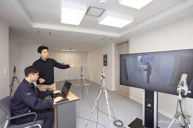 현대건설이 내년 상반기 준공 예정인 '디에이치 대치 에델루이'에 자체 개발한 층간소음 차단기술인 'H 사일런트 홈 시스템Ⅱ'를 최초 적용한다. 사진은 'H 사일런트 랩' 층간소음 측정 검사 모습. /사진=현대건설