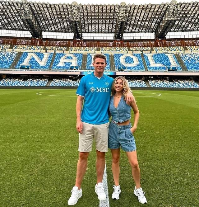 맨유에서 나폴리로 이적한 후 팬들의 사랑을 듬뿍 받고 있는 스콧 맥토미니와 여자친구 캠 리딩./리딩 소셜미디어