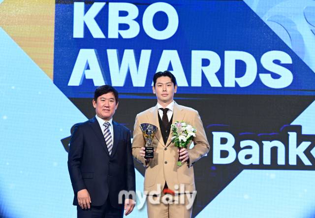 LG 홍창기가 출루율상을 수상하고 있다./마이데일리