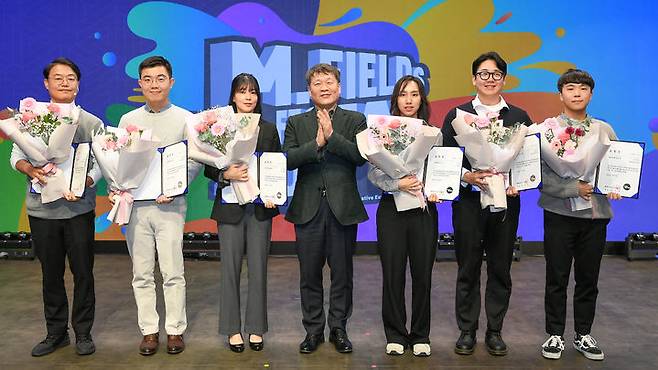 [서울=뉴시스] 이규석 현대모비스 사장(가운데)이 경기 용인 기술연구소에서 열린 '2024 엠필즈 페스타'에서 직원들과 기념 촬영하고 있다. (사진=현대모비스) 2024.12.23 photo@newsis.com *재판매 및 DB 금지 *재판매 및 DB 금지