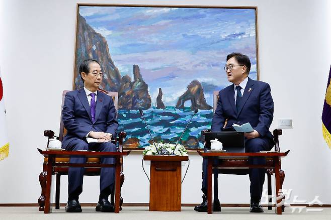 우원식 국회의장이 15일 국회에서 한덕수 대통령 권한대행 겸 국무총리를 접견하고 있다. 국회사진취재단