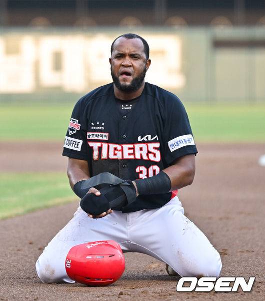 [OSEN=박준형 기자] 1루에서 주루사를 당한 KIA 소크라테스 브리토가 아쉬워하고 있다. 2024.08.02 / soul1014@osen.co.kr