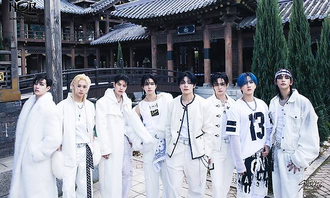 그룹 스트레이 키즈가 새 앨범 ‘합(合·HOP)’으로 미국 빌보드 메인 앨범 차트 ‘빌보드 200’ 역사상 최초로 데뷔 후 6회 연속 1위에 오르는 대기록을 세웠다. JYP엔터테인먼트 제공