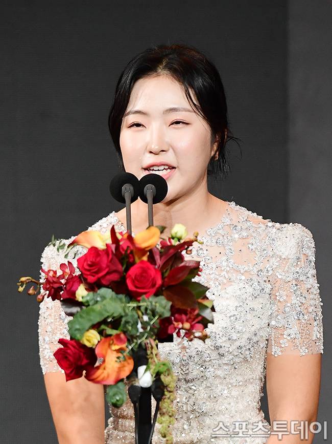 2024 KLPGA 대상 시상식에서 화이트 드레스를 입은 유현조 / 사진=DB