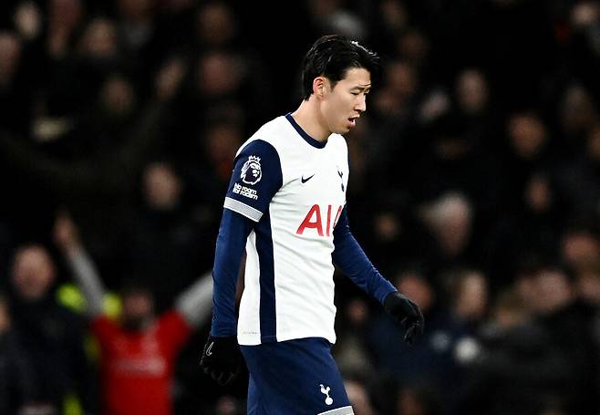 손흥민이 영국 런던 토트넘 홋스퍼 스타디움에서 열린 2024-25시즌 잉글랜드 프리미어리그(EPL) 17라운드 홈 경기에 선발로 출전했다. 리버풀을 홈으로 초대해 반전을 노렸고 82분 동안 뛰었지만 뚜렷한 성과는 없었다. 토트넘이 무려 3-6으로 패배하는 걸 지켜볼 수 밖에 없었다. 최근 5경기에서 단 1승만을 기록한 토트넘은 심각한 부진에 빠져있고 프리미어리그 11위까지 추락했다 연합뉴스/로이터