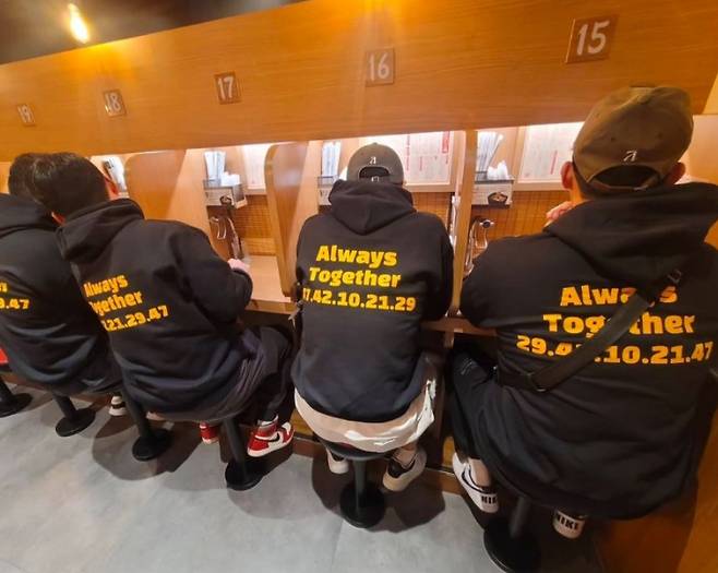 단체티를 입은 선수들의 뒷모습. /사진=김진성 SNS