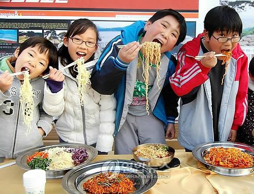 와~맛있다  (서울=연합뉴스) 17일 김포 한우마을 다하누촌 중앙광장을 방문한 아이들이 초대형 한우라면을 시식하며 즐거워하고 있다. 이날 이벤트에서는 20여가지 한우라면 전시 및 시식을 비롯해 다하누 천원경매, 사골 무게 맞히기 등 다채로운 행사가 마련돼 봄나들이 관광객들의 즐거움을 더했다. << 다하누촌 >>  2010.4.18 jobo@yna.co.kr(끝)