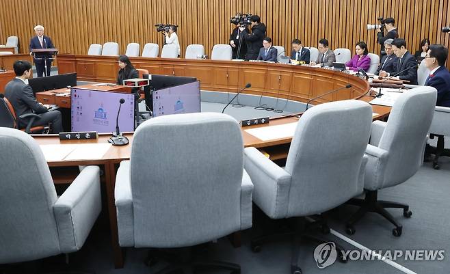 여당 불참한 헌법재판관 인사청문회 (서울=연합뉴스) 김주성 기자 = 23일 오전 서울 여의도 국회에서 열린 마은혁 헌법재판관 후보자에 대한 인사청문회가 야당 단독으로 열리고 있다. 
    국민의힘은 헌법재판관 임명동의안을 강행 처리하는 경우 즉시 헌법재판소에 권한쟁의심판을 제기할 방침이다. 2024.12.23 utzza@yna.co.kr