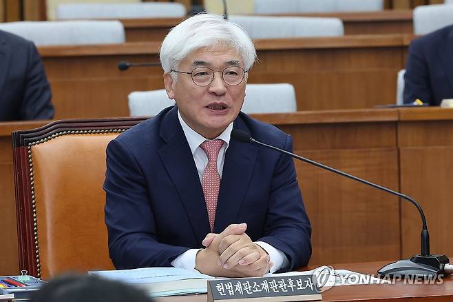 답변하는 마은혁 헌법재판관 후보자 (서울=연합뉴스) 김주성 기자 = 마은혁 헌법재판관 후보자가 23일 오전 서울 여의도 국회에서 열린 인사청문회에서 위원 질의에 답하고 있다. 2024.12.23 utzza@yna.co.kr