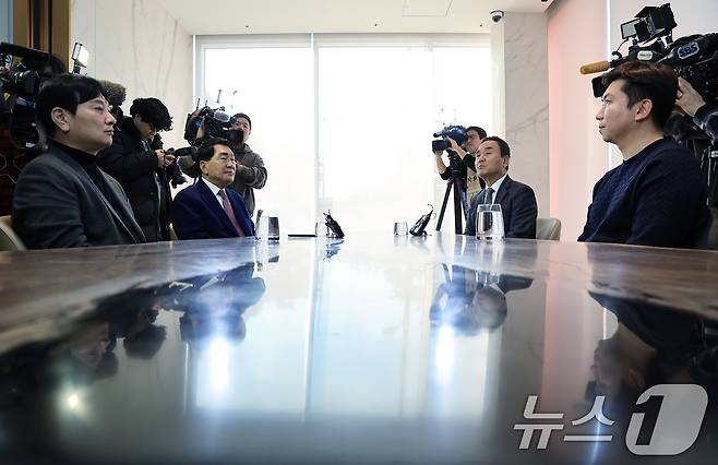 대한체육회장 선거에 출사표를 던진 박창범 전 대한우슈협회장(왼쪽부터 시계방향)과 안상수 전 인천시장, 강신욱 단국대 명예교수, 유승민 전 대한탁구협회장이 17일 오후 서울 마포구 마포대로 호텔 나루 서울 엠갤러리에서 후보 단일화 논의 위한 긴급 회동을 갖고 있다. 2024.12.17/뉴스1 ⓒ News1 박정호 기자