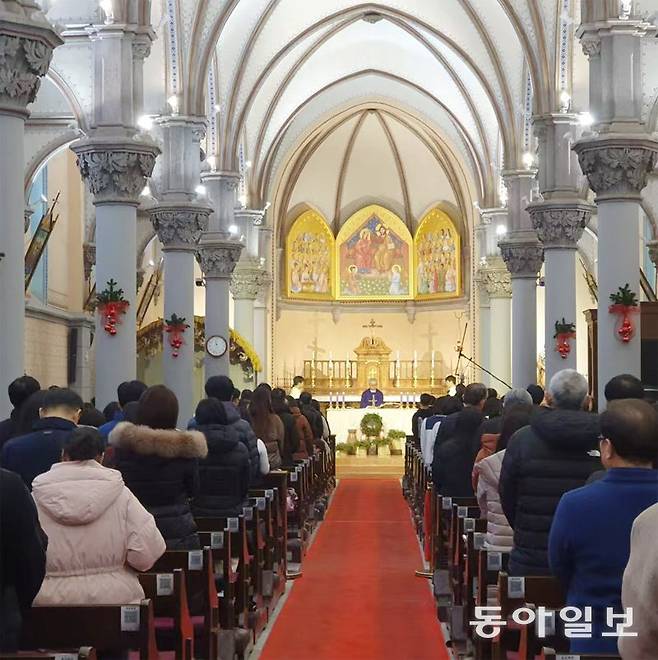 22일 한국 천주교 사제와 신자들이 중국 베이징 시즈먼 성당에서 미사를 드리고 있다. 한인 성당들은 중국 성당을 빌려 중국 측이 정해준 시간에 미사를 드려야 한다. 베이징=김철중 특파원 tnf@donga.com