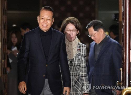 국민의힘 비상대책위원장에 내정된 것으로 알려진 권영세 의원이 24일 서울 여의도 국회에서 열린 의원총회에 입장하고 있다.  [연합뉴스]