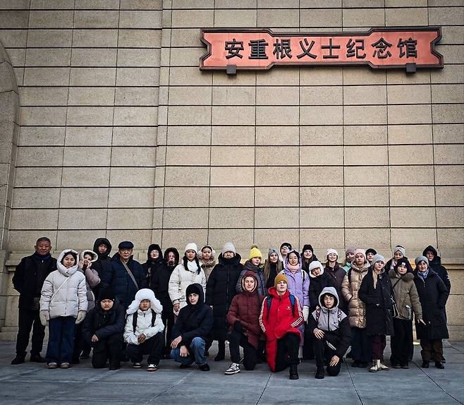 13일 중국 헤이룽장성 하얼빈의 안중근의사기념관 앞에서 러시아 연해주 우수리스크에서 온 ‘최재형 고려인 민족학교’ 학생 등이 기념사진을 찍고 있다. 사단법인 동북아평화연대 제공