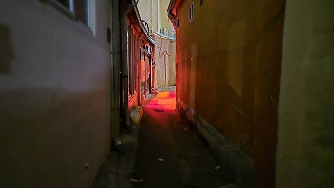 경북 경주시 황오동 성매매집결지 ‘적선지대’의 한 성매매업소에 붉은 전등이 켜져 있다. 주성미 기자