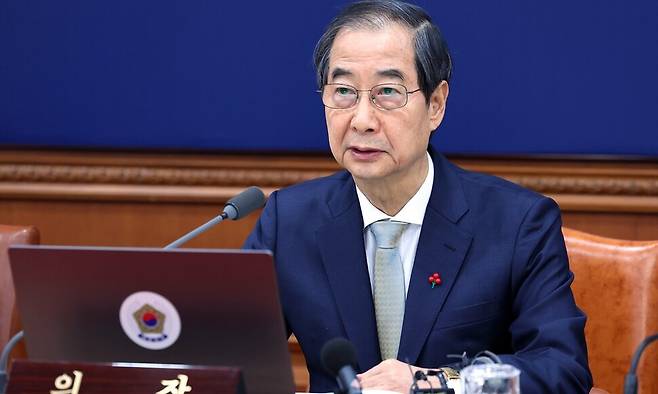 한덕수 대통령 권한대행이 24일 정부서울청사에서 열린 국무회의에서 발언하고 있다. 연합뉴스