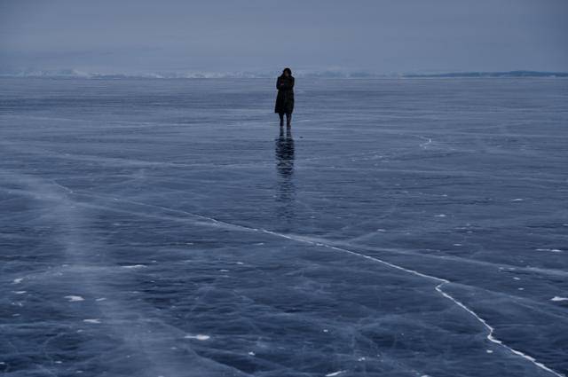안중근이 얼어붙은 두만강을 홀로 건너는 장면은 고독한 영웅의 고뇌를 상징한다. CJ ENM 제공