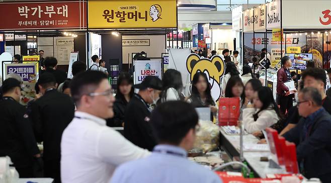 붐비는 프랜차이즈 창업 박람회