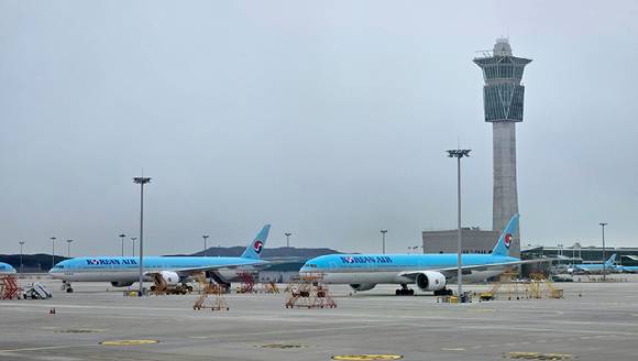 인천공항 터미널에 대한항공 비행기가 보이고 있다. [사진=아이뉴스24 DB]