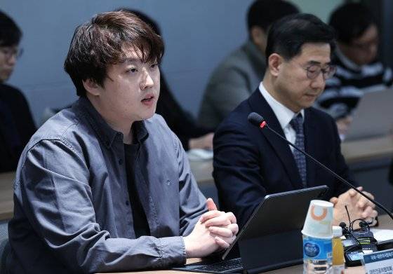 박단 대한전공의협의회 비상대책위원장(왼쪽)이 19일 오후 서울 용산구 대한의사협회에서 열린 국회-대한의사협회 비대위-대한전공의협의회 비대위 간담회에서 모두 발언을 하고 있다. 뉴스1