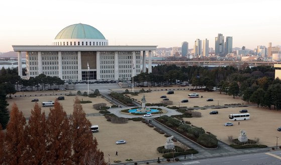 지난 16일 국회 잔디광장에 2차 비상계엄에 대비해 계엄군의 헬기 착륙 방지 목적으로 대형 버스와 국회 사무처 관계자들의 차량이 배치돼 있다. 김성룡 기자