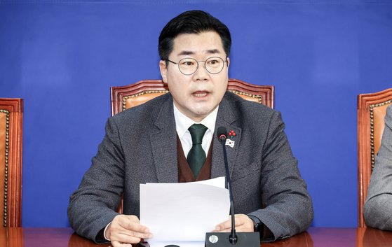 박찬대 더불어민주당 원내대표가 24일 오전 국회에서 열린 원내대책회의에 참석해 한덕수 대통령 권한대행 탄핵절차에 돌입하겠다고 발언하고 있다. 김성룡 기자