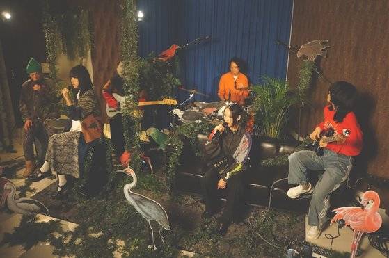 밴드 이날치는 tvN '정년이' OST인 '새타령' 라이브 클립을 공개했다. 이날치 베이시스트 장영규가 '정년이' 음악감독을 맡았다. 사진 하이크