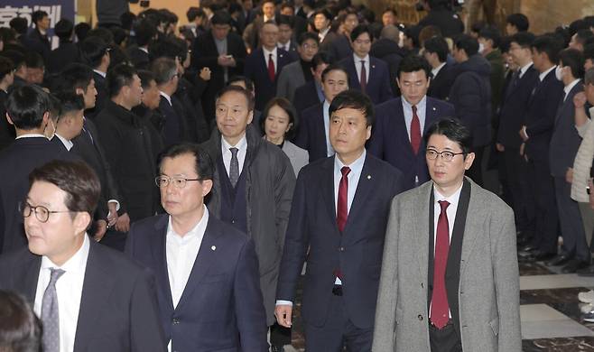 국민의힘 의원들이 14일 탄핵소추안이 가결된 후 본회의장을 나오고 있다. [중앙포토]
