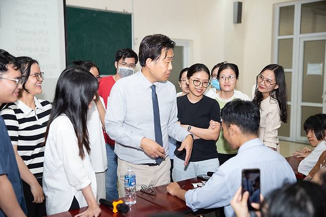 호치민의약학대학에서 전통의학과 재학생 대상으로 교육하는 송지청 교수