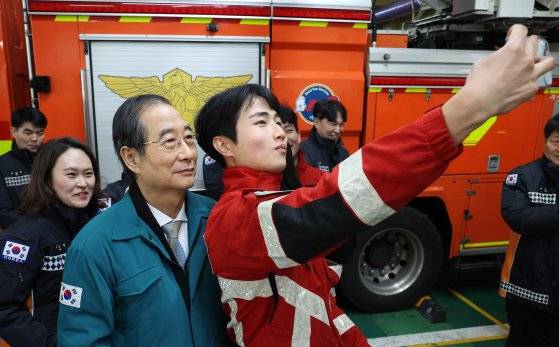 한덕수 대통령 권한대행이 24일 연말연시 비상근무기관인 서울 중구 서울중부소방서를 방문해 직원들과 기념촬영을 하고 있다. 대통령실 사진기자단