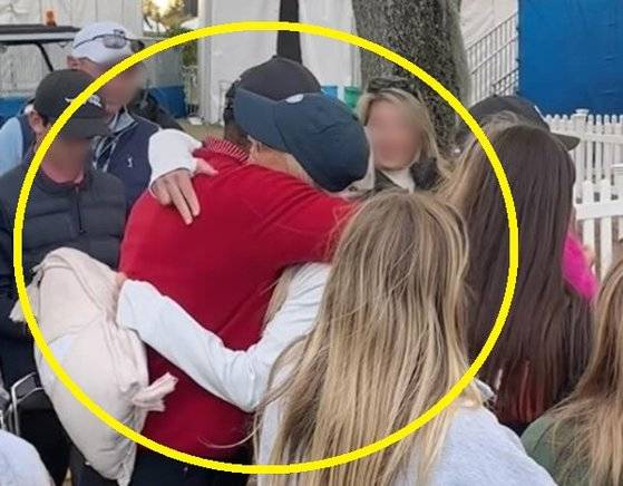 '골프황제' 타이거 우즈(미국)가 14년 전 이혼한 전처 엘린 노르데그렌과 포옹하는 모습. 사진 인스타그램 캡처