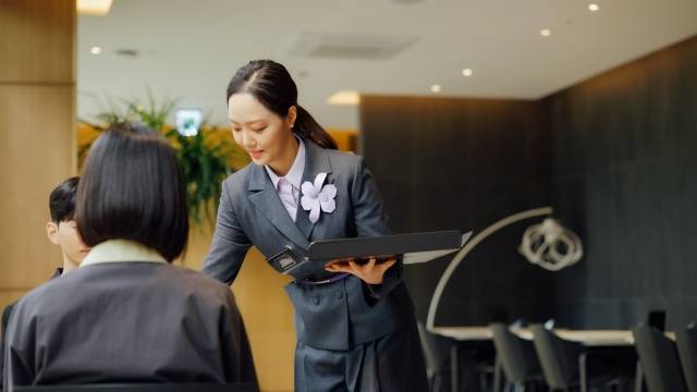 백화점 내 라운지에서 직원이 고객 응대를 하는 모습.