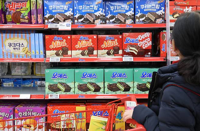 초콜릿 재료인 코코아 가격은 t(톤)당 1만2000달러를 돌파한 데다 환율까지 상승하며 원재료를 수입하는 식품업계가 큰 고민에 빠졌다. 사진은 20일 서울 한 대형마트 초콜릿 관련 상품 판매대 모습. <사진=연합뉴스>