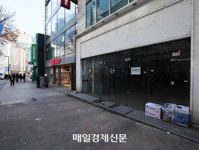 비상계엄 사태로 정치적 불확실성이 커지고 금융시장 변동성이 확대되면서 12월 소비심리가 세계 금융위기 이후 가장 큰 폭으로 위축된 것으로 나타난 가운데 24일 오후 12시경 한산한 명동거리가 한산하다.. 2024.12.24[이충우 기자]