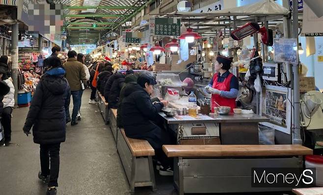 20일 오전 광장시장 노점에서 시민들이 식사를 하고 있다. /사진=곽선우 기자