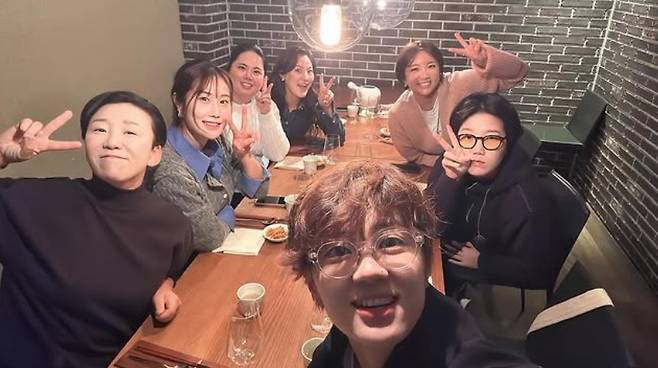 1988년생 친구들 모임인 V157 멤버들. 왼쪽부터 시계 방향으로 신지애, 김하늘, 박인비, 유소연, 이보미, 이정은, 최나연   [신지애 SNS]