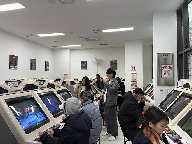청량오락실 내부 게임기에 사람들이 빼곡한 모습. 대기 인원도 발생했다. [정주원 기자]