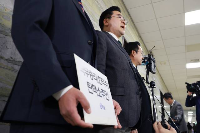 ▲더불어민주당박찬대 원내대표가 24일 오후 국회 의안과 앞에서 '국무총리 한덕수 탄핵소추안' 제출 보류 이유를 밝히고 있다. ⓒ연합뉴스