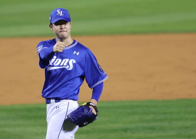 삼성 황동재가 지난 10월 17일 LG와 플레이오프 3차전에서 호투하고 주먹을 불끈쥐고 있다. /사진=삼성 라이온즈 제공