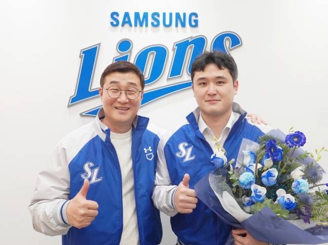 FA로 삼성으로 이적한 최원태(오른쪽)와 이종열 단장. /사진=삼성 라이온즈 제공