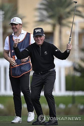 PNC 챔피언십에서 이글 퍼트를 넣고 기뻐하는 플레이어. [AFP/게티이미지=연합뉴스]