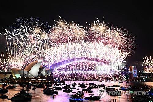 호주 시드니 새해맞이 불꽃놀이 지난 1월 1일 새해를 맞아 호주 시드니의 오페라 하우스와 하버 브리지 위로 불꽃이 터지고 있다.
[EPA 연합뉴스 자료사진. 재판매 및 DB 금지]