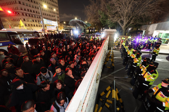 12.3 비상계엄 사태 직후 경찰이 국회 정문을 폐쇄하는 등 국회를 전면 차단하자, 시민들이 몰려들어 비상계엄에 분노를 표출하고 있다. (사진=뉴스1)