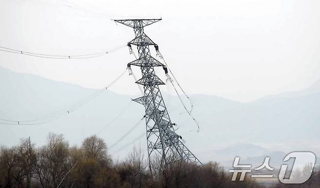 통일부가 지난 3일 국방부로부터 받아 공개한 북한 개성공단 송전탑 철거 관련 영상. (국방부 제공) 2024.12.3/뉴스1