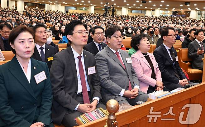 국민의힘 서지영 원내대변인(앞줄 왼쪽부터), 조정훈 의원, 권성동 당대표 권한대행 겸 원내대표, 조배숙 의원, 최은석 비서실장이 25일 서울 여의도순복음교회에서 성탄예배를 드리고 있다. (순복음교회 제공) 2024.12.25/뉴스1