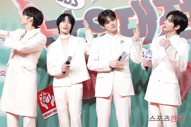 '2024 SBS 가요대전' 레드카펫 행사에 참석한 투모로바이투게더. 24.12.25. ⓒ이혜영 기자 lhy@hankooki.com