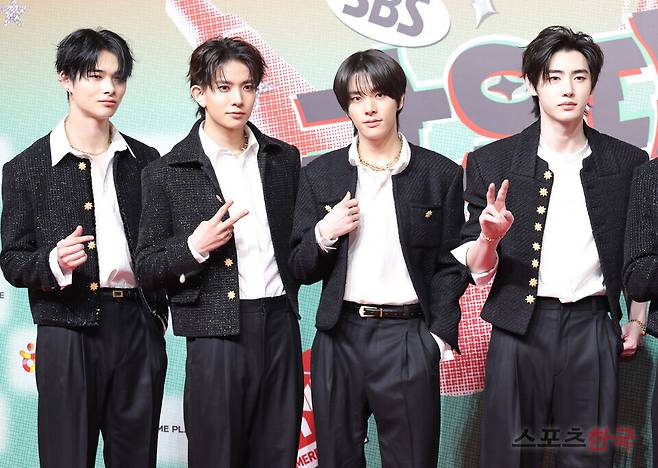 '2024 SBS 가요대전' 레드카펫 행사에 참석한 엔하이픈. 24.12.25. ⓒ이혜영 기자 lhy@hankooki.com