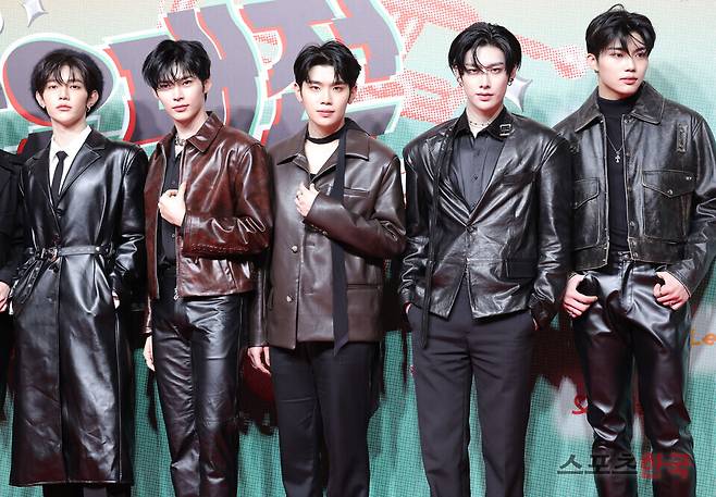 '2024 SBS 가요대전' 레드카펫 행사에 참석한 제로베이스원. 24.12.25. ⓒ이혜영 기자 lhy@hankooki.com