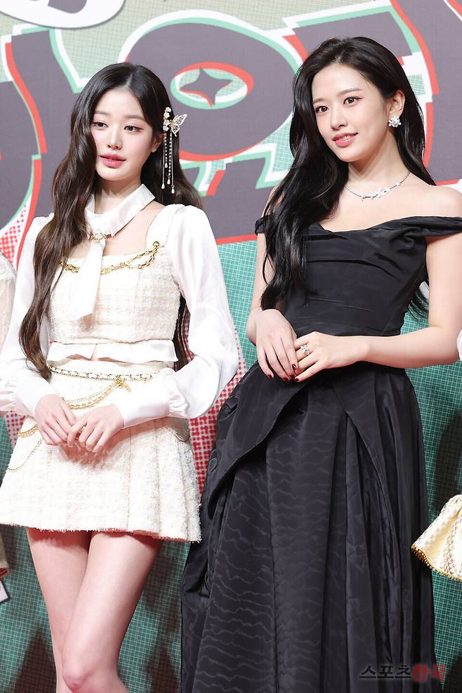 '2024 SBS 가요대전' 레드카펫 행사에 참석한 아이브 장원영, 안유진 . 24.12.25. ⓒ이혜영 기자 lhy@hankooki.com